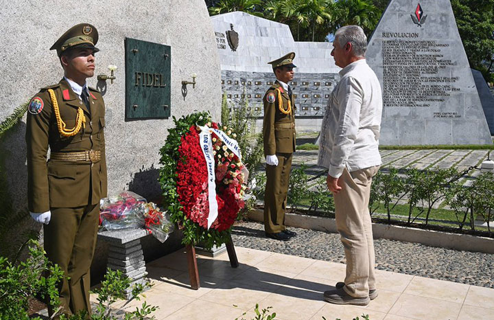 En este momento estás viendo Homenaje de Díaz-Canel a Fidel en Santa Ifigenia