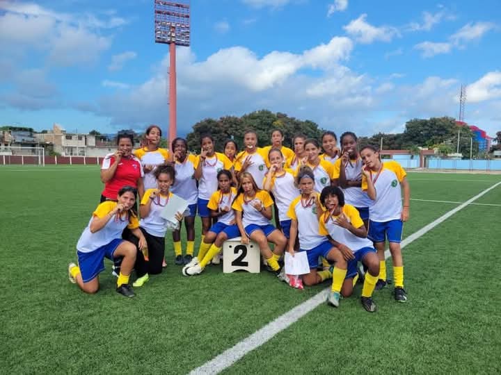 En este momento estás viendo Alcanzan medallas de plata las avileñas en Campeonato Nacional de Fútbol Femenino categoría Sub 15 años