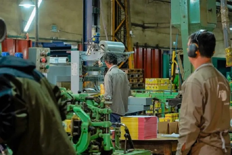 En este momento estás viendo El Congreso golpea a Milei, y la economía no lo apuntala
