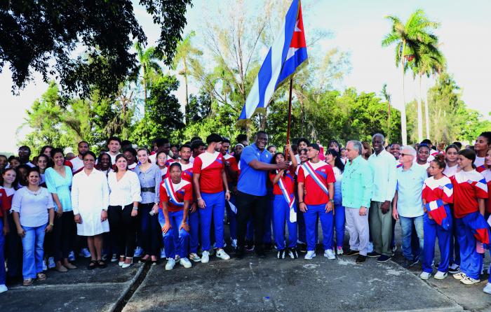 Lee más sobre el artículo La enseña nacional en manos de los futuros campeones