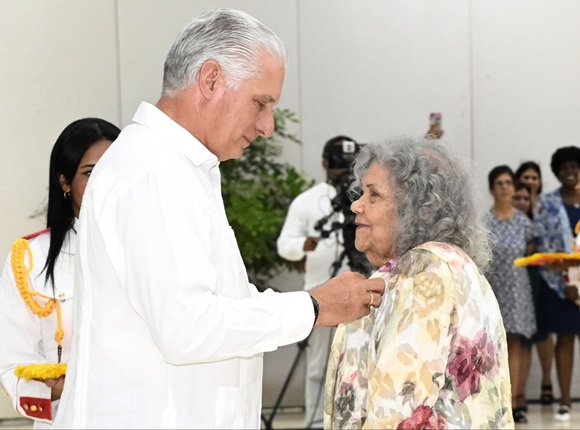 Lee más sobre el artículo Díaz-Canel presided over awards ceremony for 65th anniversary of the FMC