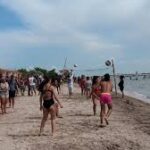 Disfrutan en playa Félix el verano siempre joven