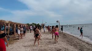 En este momento estás viendo Disfrutan en playa Félix el verano siempre joven