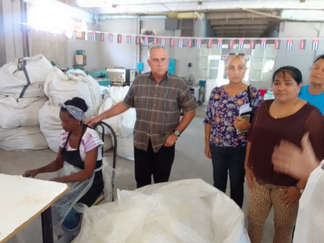 En este momento estás viendo Analiza Ministro de Industrias estrategias para impulsar la producción del sector en Cuba