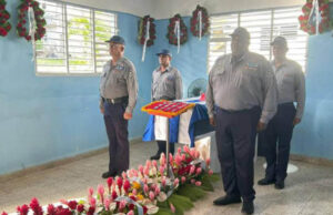 Lee más sobre el artículo Raúl y Díaz-Canel envían ofrendas florales a sepelio de policía