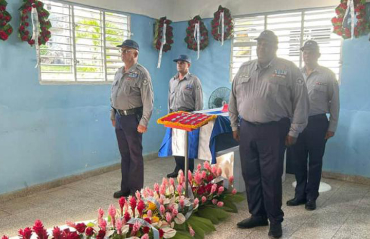 Lee más sobre el artículo Raúl y Díaz-Canel envían ofrendas florales a sepelio de policía