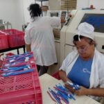 Reinician producción líneas de cepillos dentales y escobas plásticas