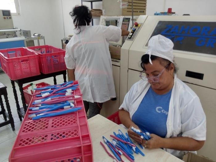En este momento estás viendo Reinician producción líneas de cepillos dentales y escobas plásticas