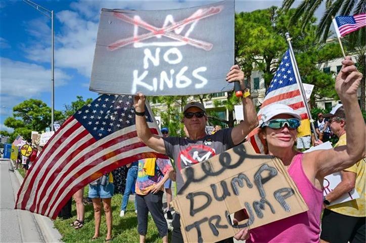 En este momento estás viendo Masiva muestra de rechazo a políticas de Trump recorrió Estados Unidos