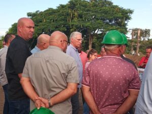 Lee más sobre el artículo Díaz-Canel constata en Chambas producción de arena para programas estratégicos