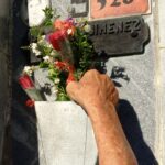 Promesa de amor ante el mármol gris