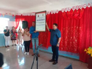 Destacados educadores avileños reciben honores en Florencia