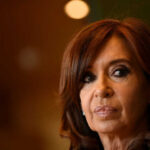 Expresidenta argentina sigue bajo tratamiento ingresada