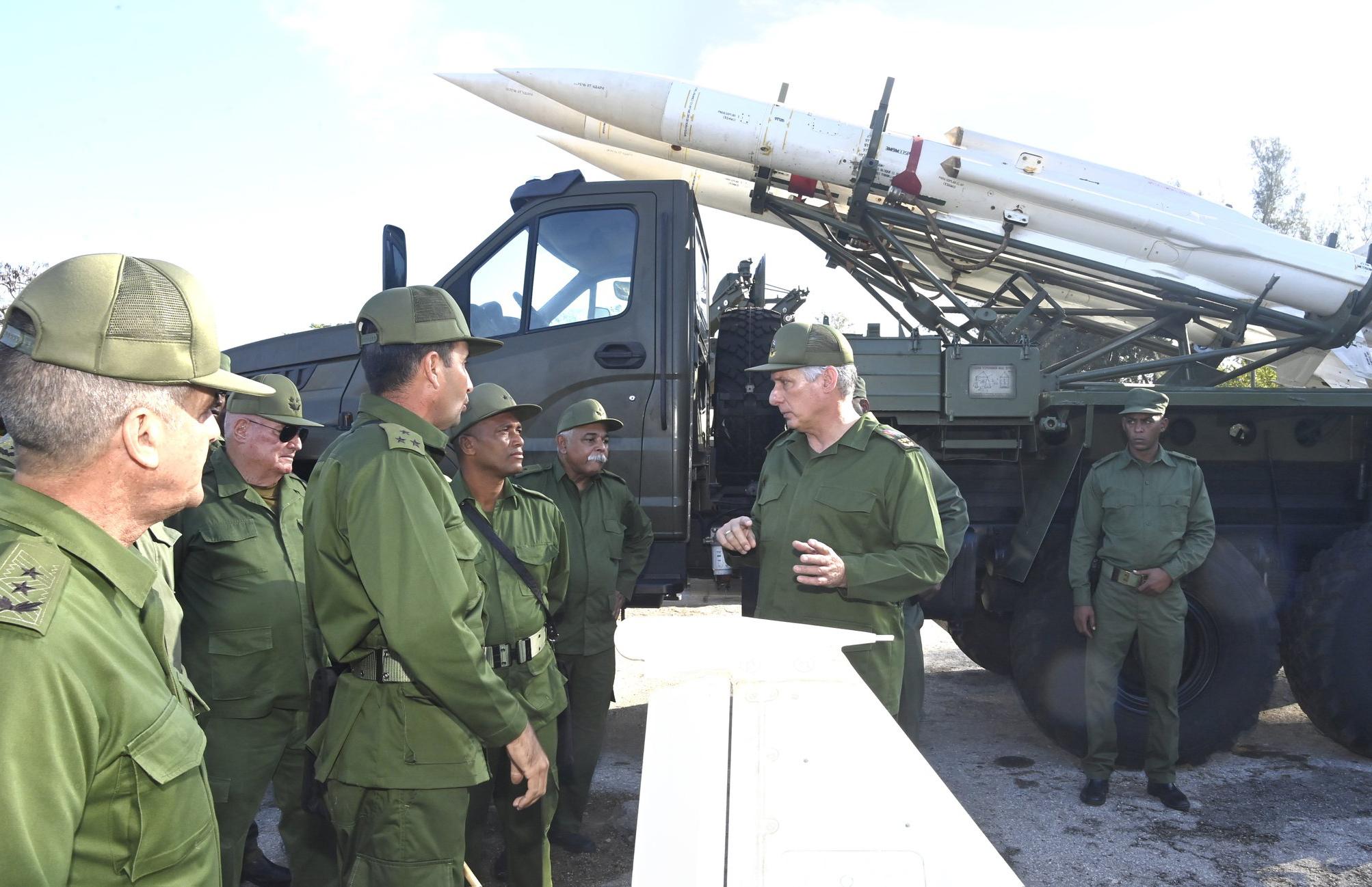 En este momento estás viendo Constató Díaz-Canel preparación de fuerzas en Día de la Defensa