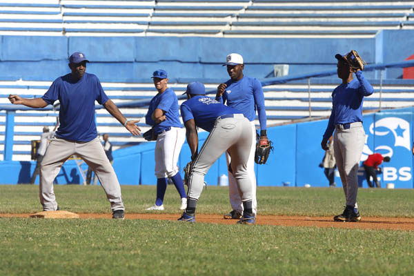 Lee más sobre el artículo Leones en modo play off sobre la grama del Latinoamericano