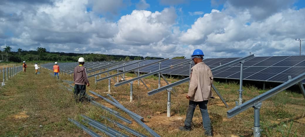 Lee más sobre el artículo Avanzan labores de montaje en parque solar fotovoltaico de Majagua