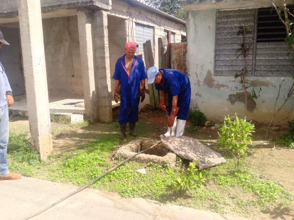 En este momento estás viendo Solucionan problemas en redes de alcantarillado en Consejo Popular Roberto Rivas Fraga
