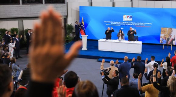 Lee más sobre el artículo Delcy Rodríguez traza tres directrices en reunión con el Gran Polo Patriótico: Rescate de Maduro, garantía de paz y gobernabilidad ante secuestro