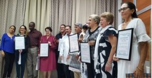 Reciben reconocimientos profesionales e instituciones de Salud de la provincia