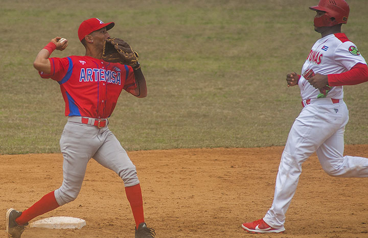 Segundo triunfo de los Leñadores frente a los Cazadores en la semifinal