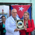 Entregan reconocimiento Joya de la Pedagogía a médico de Morón