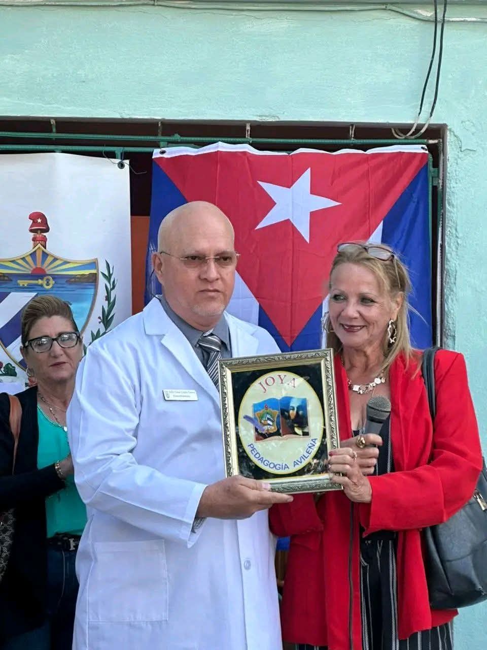 Lee más sobre el artículo Entregan reconocimiento Joya de la Pedagogía a médico de Morón