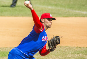 Brander Guevara toma desquite y mantiene con vida a los Cazadores