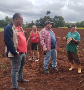 Lee más sobre el artículo Sostienen fructífero intercambio con productores en Morón