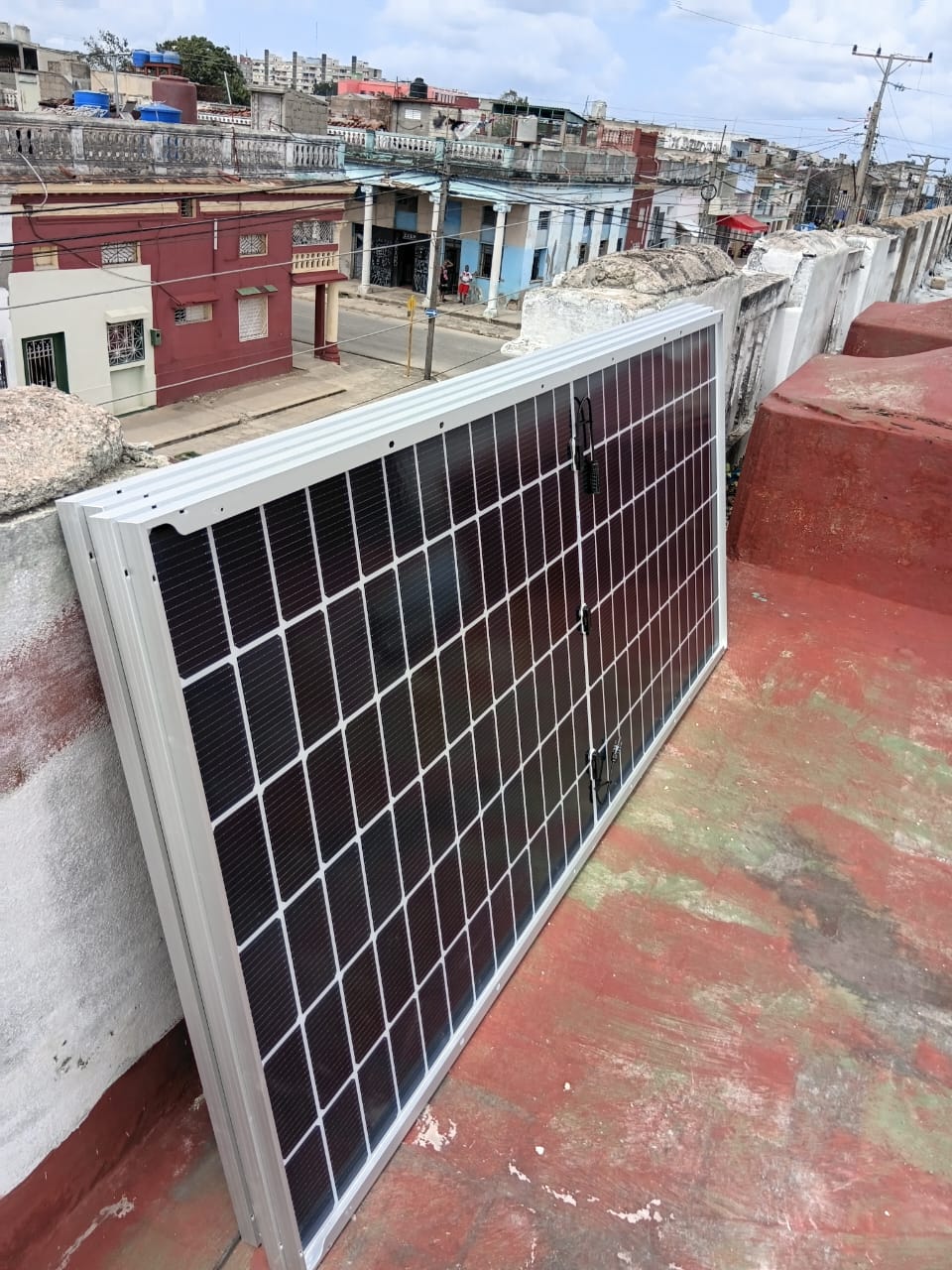 Lee más sobre el artículo Ciego de Ávila avanza en la instalación de paneles solares en funerarias