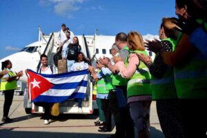 Arriba a Cuba brigada de colaboradores que laboraba en Jamaica