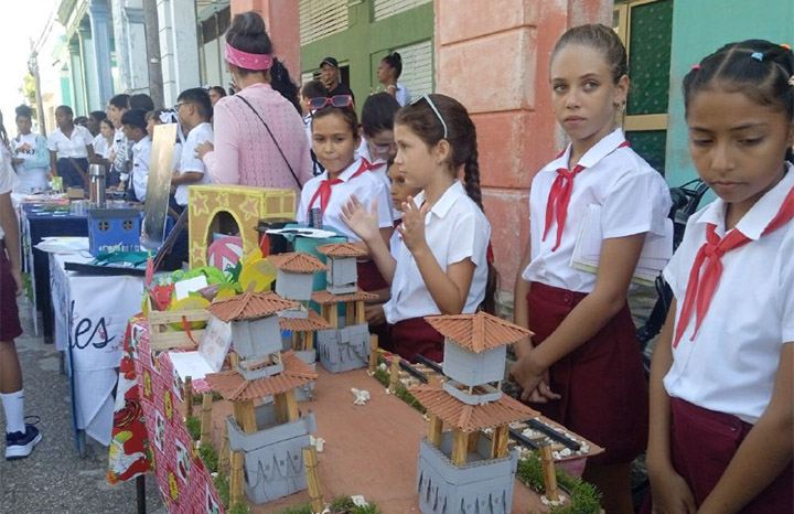 Lee más sobre el artículo Avilanians Create Teaching Aids from Recycled Materials