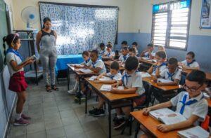Ajustan medidas en la educación para asegurar las clases ante la crisis energética