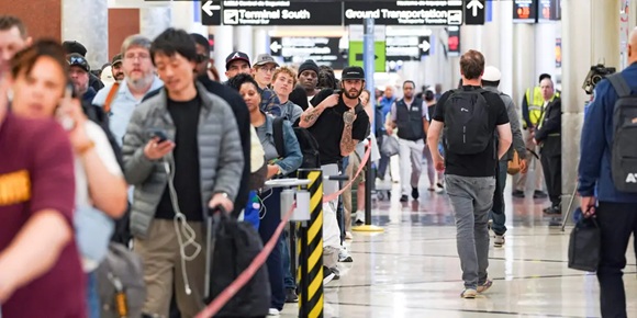 Trump ordena el despliegue de ICE en los aeropuertos