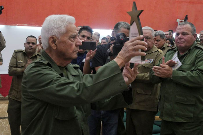 Lee más sobre el artículo Felicitó Raúl Castro Ruz a combatientes del Ejército Central