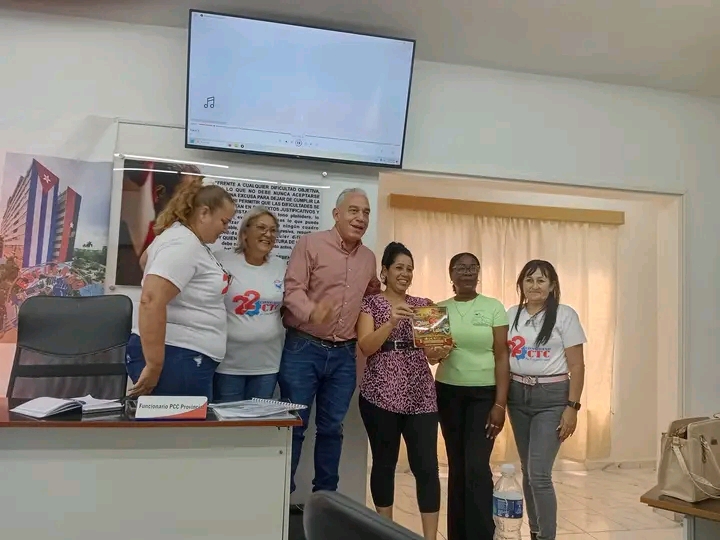 En este momento estás viendo Avilmat, primer colectivo en recibir la placa «Mayo, latiendo por Cuba»