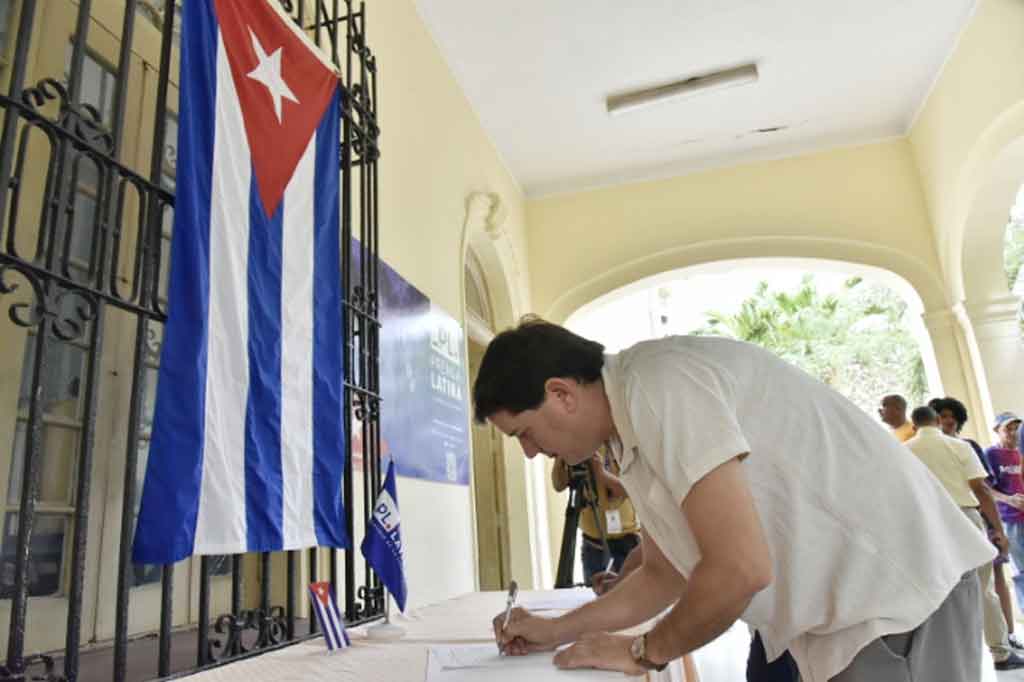 Detrás de la firma por la Patria en Cuba