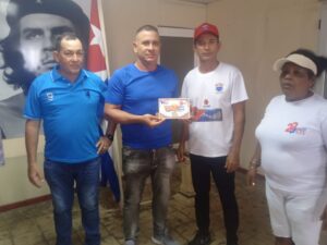 Lee más sobre el artículo Colectivos avileños del sector industrial reciben placa «Mayo con Fidel»