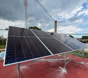 Lee más sobre el artículo Sistemas fotovoltaicos respaldan servicios de Etecsa en Ciego de Ávila