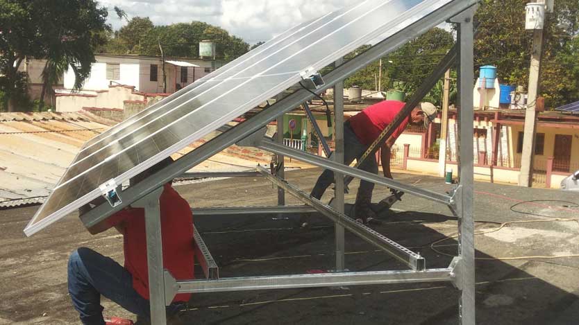Lee más sobre el artículo Ciego de Ávila Guarantees Electrical Services in Its 19 Polyclinics with Photovoltaic Kits