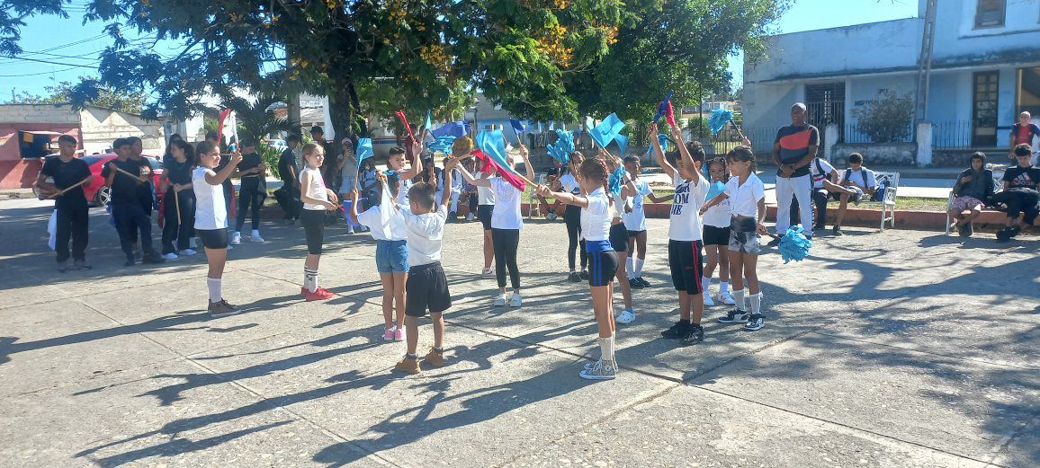 Estudiantes de Morón acogen proyecto de composición gimnástica