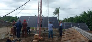 Energía renovable permite a Radio Amanecer retomar su programación habitual