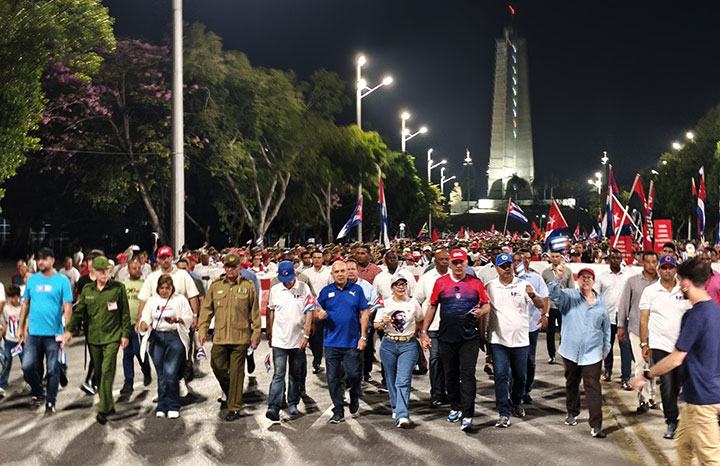 Encabeza Díaz-Canel movilización popular por los trabajadores (+Fotos)