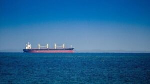 Primer buque iraní atraviesa la zona del bloqueo naval estadounidense