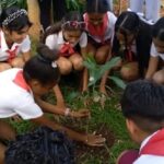 Morón: siembran el árbol del educando como rito de paso hacia la secundaria
