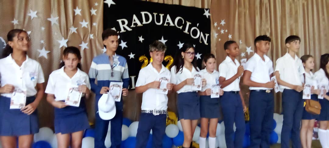 Lee más sobre el artículo Emotional Graduation at Morón Secondary School: 25 Young People Choose Teaching Careers (+Photos)