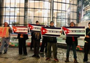 Protestan ante embajada de EEUU en Chile contra agresiones a Cuba