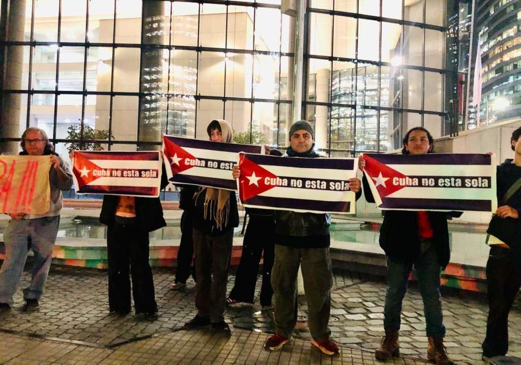 Protestan ante embajada de EEUU en Chile contra agresiones a Cuba