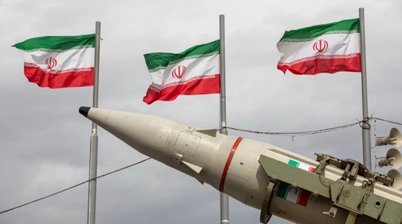 Lee más sobre el artículo Iran Strikes Back with Bombardments on US Infrastructure in the Middle East