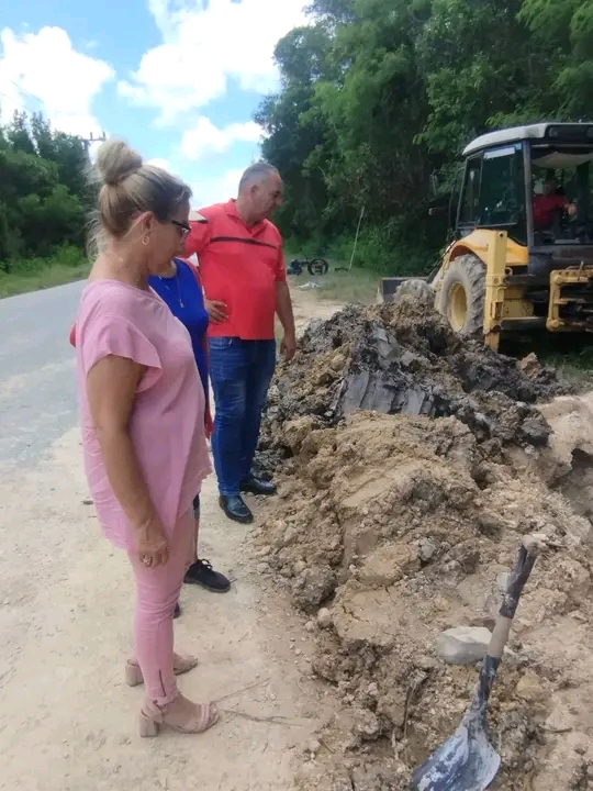 Lee más sobre el artículo Supervisan reparación de acueducto y suministro alternativo de agua potable en Morón