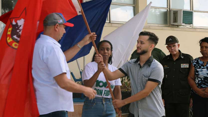 Lee más sobre el artículo Jóvenes avileños reciben la bandera del contingente «Centenario» para asumir tareas de impacto